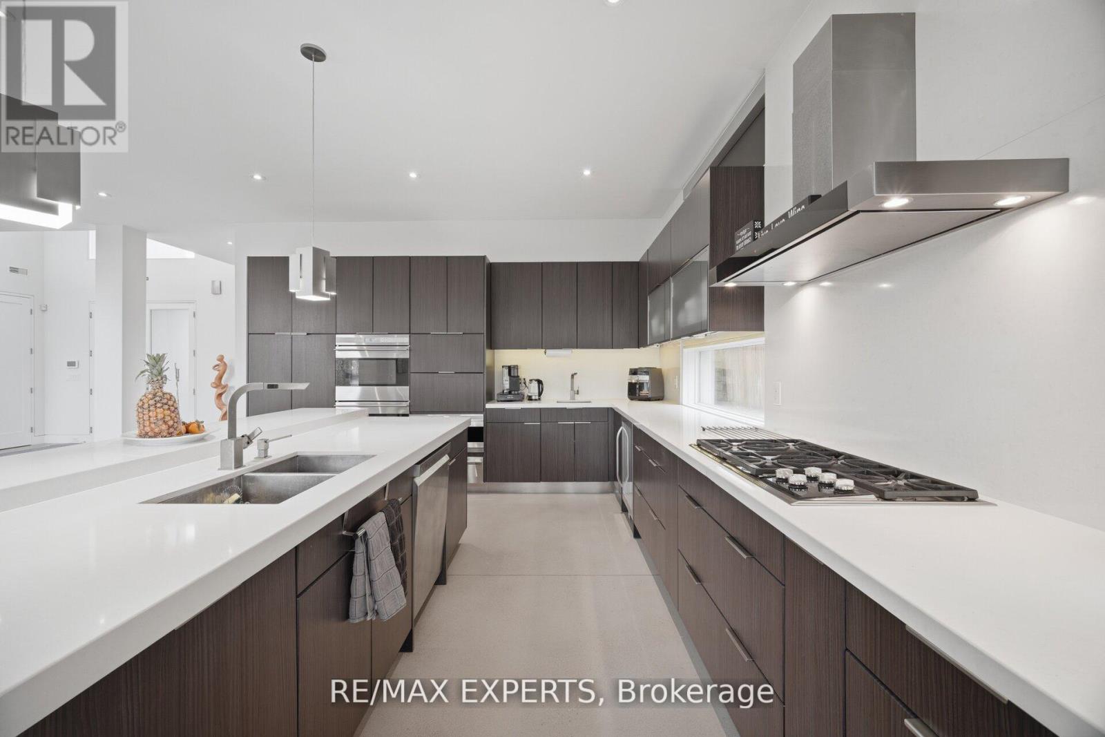 1527 Glenhill Crescent Property Photo 10
