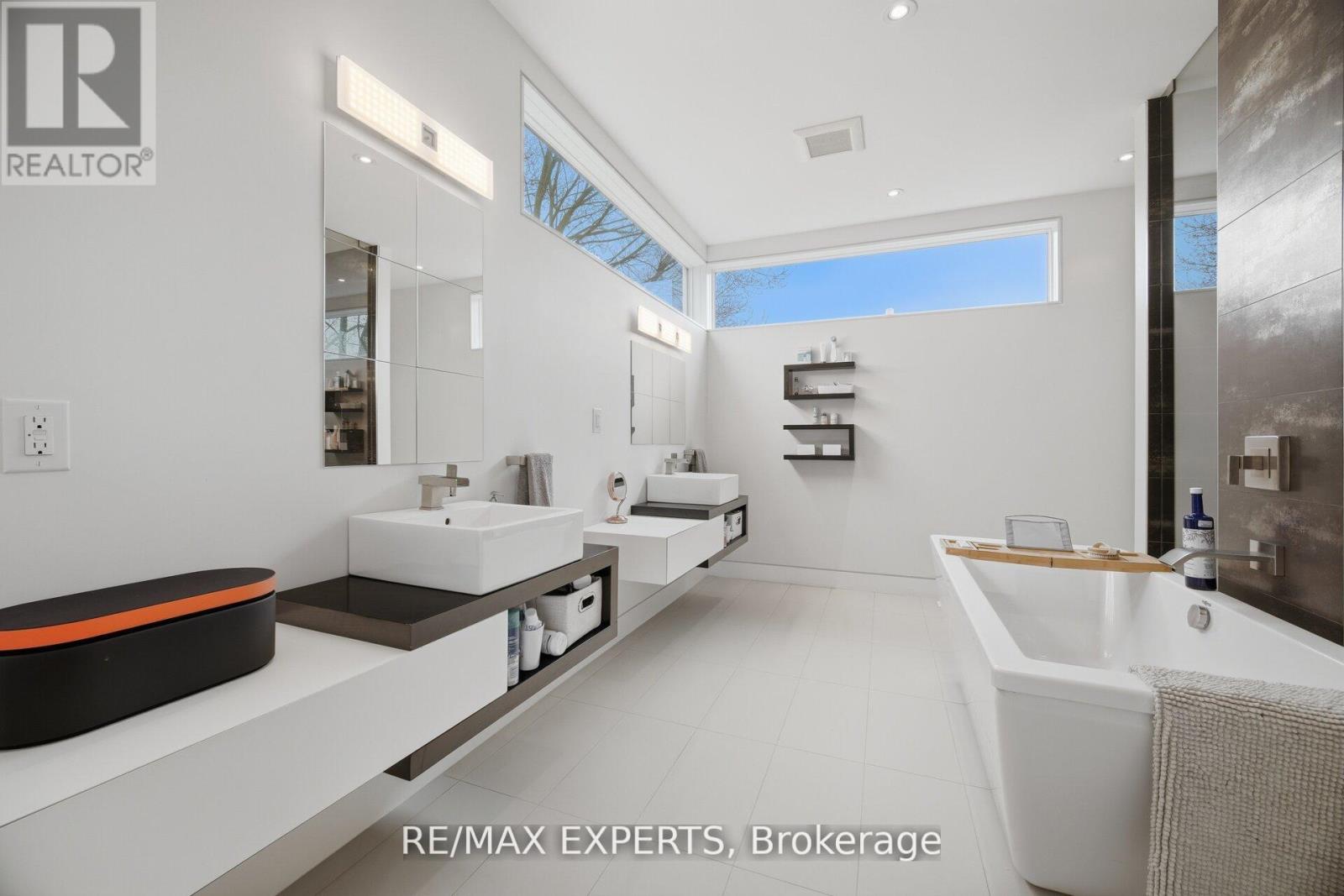1527 Glenhill Crescent Property Photo 27