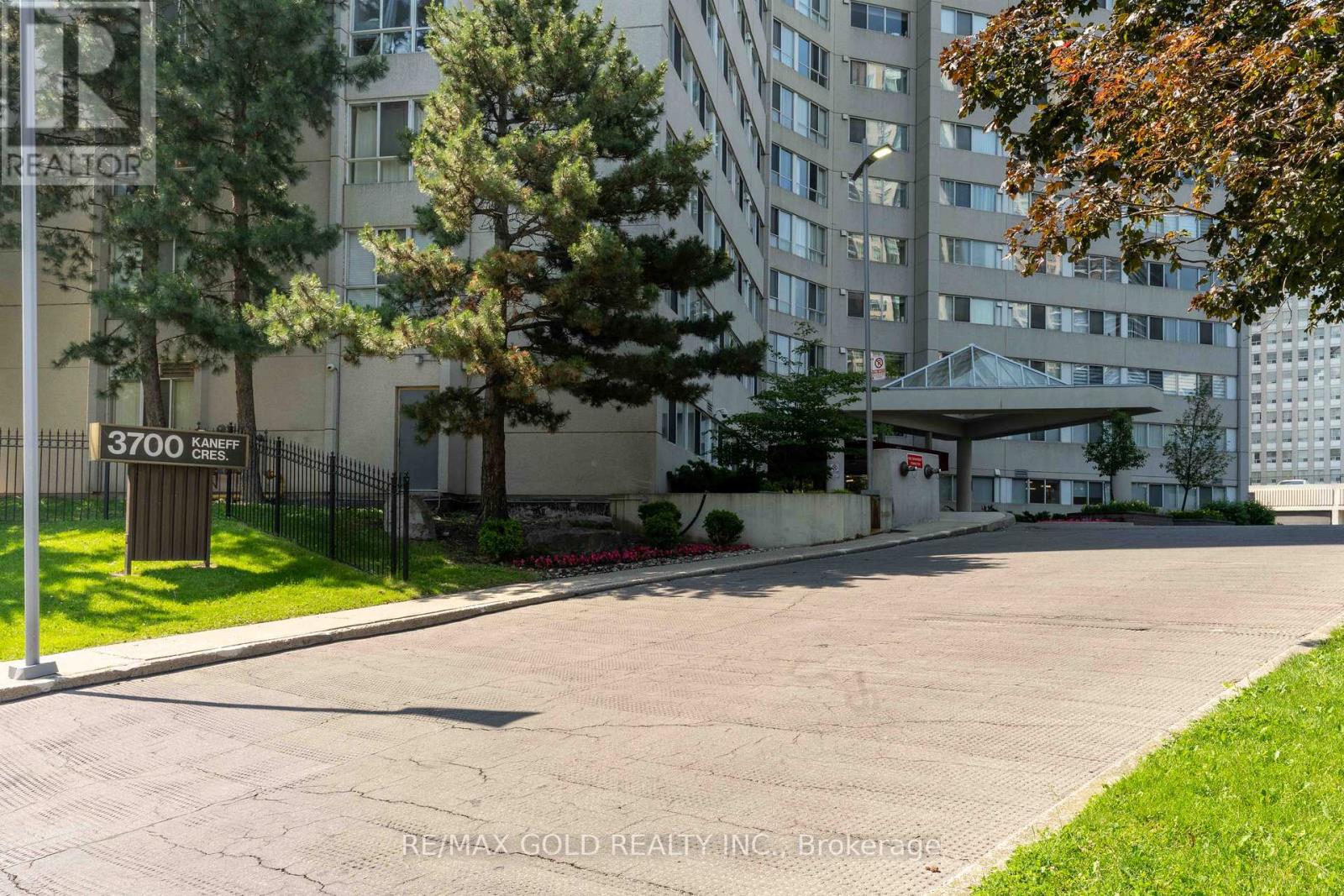 2101 - 3700 Kaneff Crescent Property Photo 3
