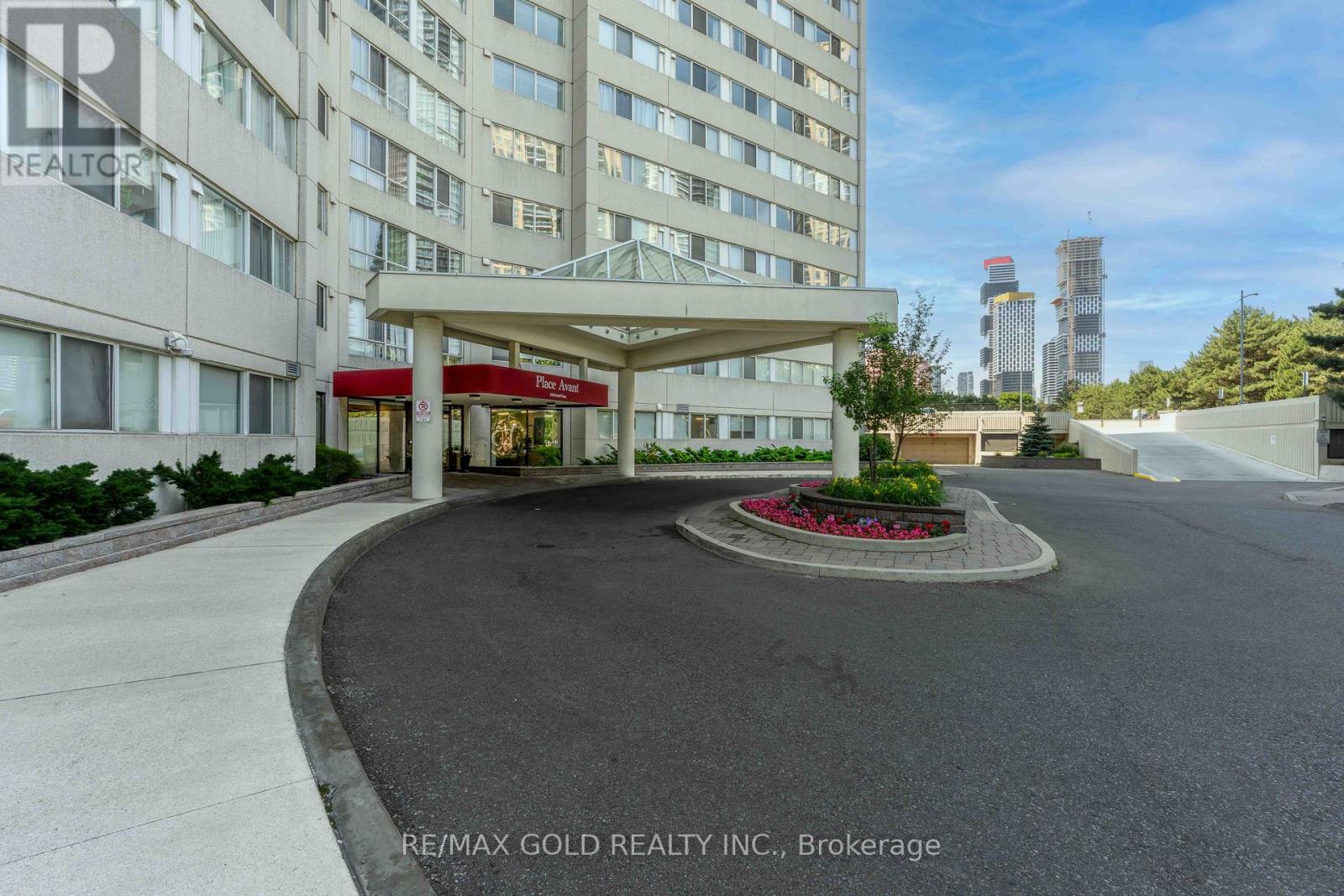 2101 - 3700 Kaneff Crescent Property Photo 7