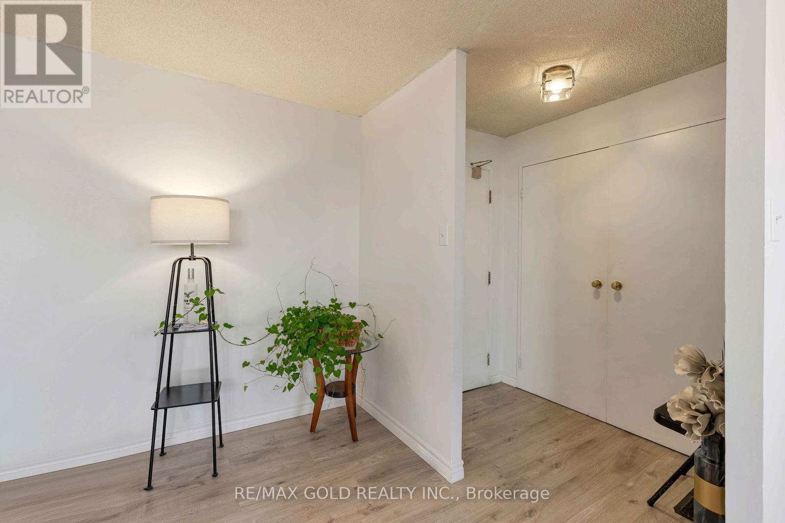 2101 - 3700 Kaneff Crescent Property Photo 10