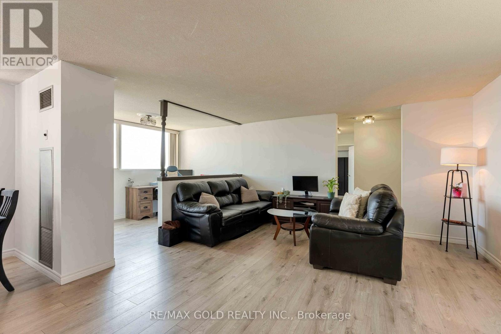 2101 - 3700 Kaneff Crescent Property Photo 11