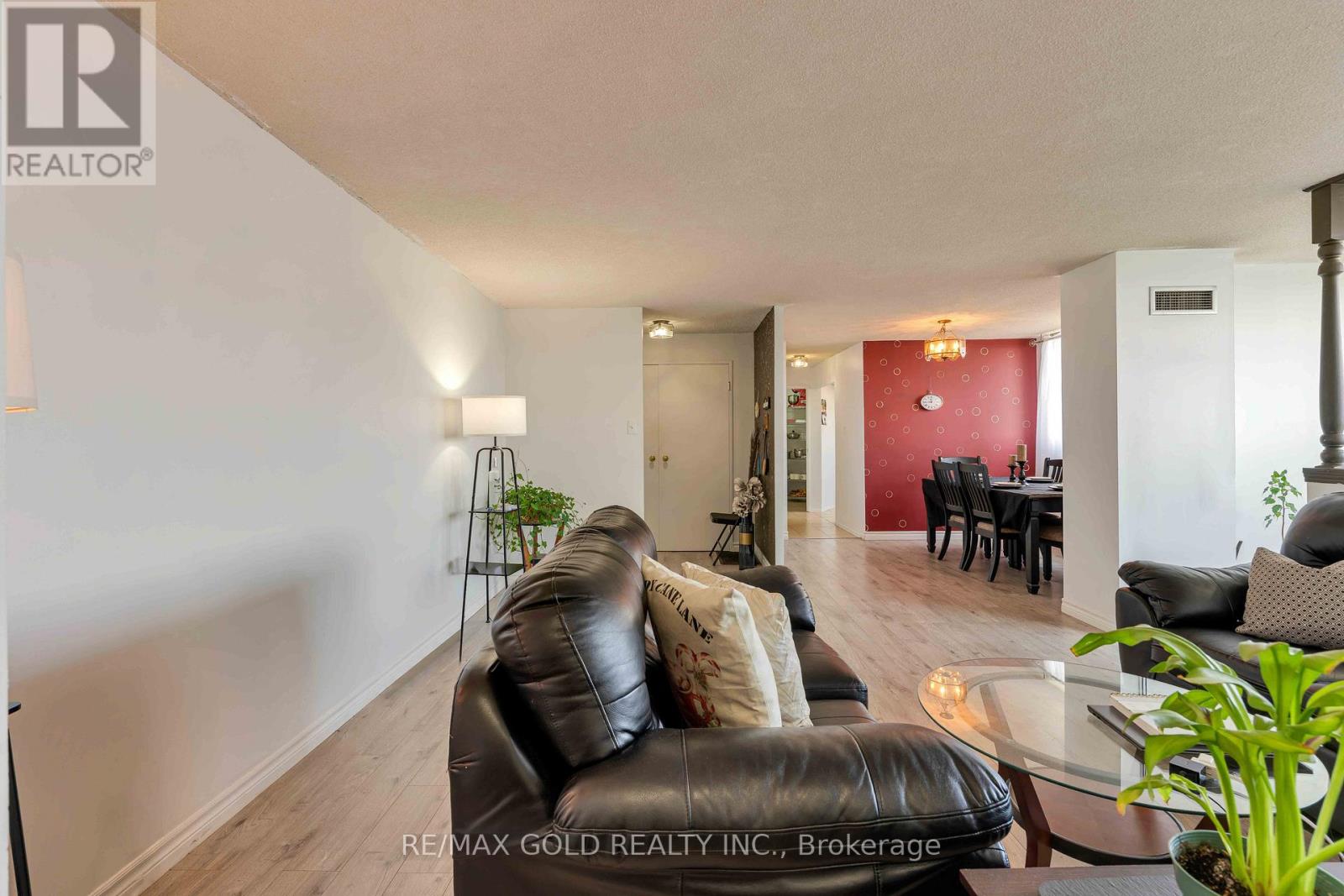 2101 - 3700 Kaneff Crescent Property Photo 12