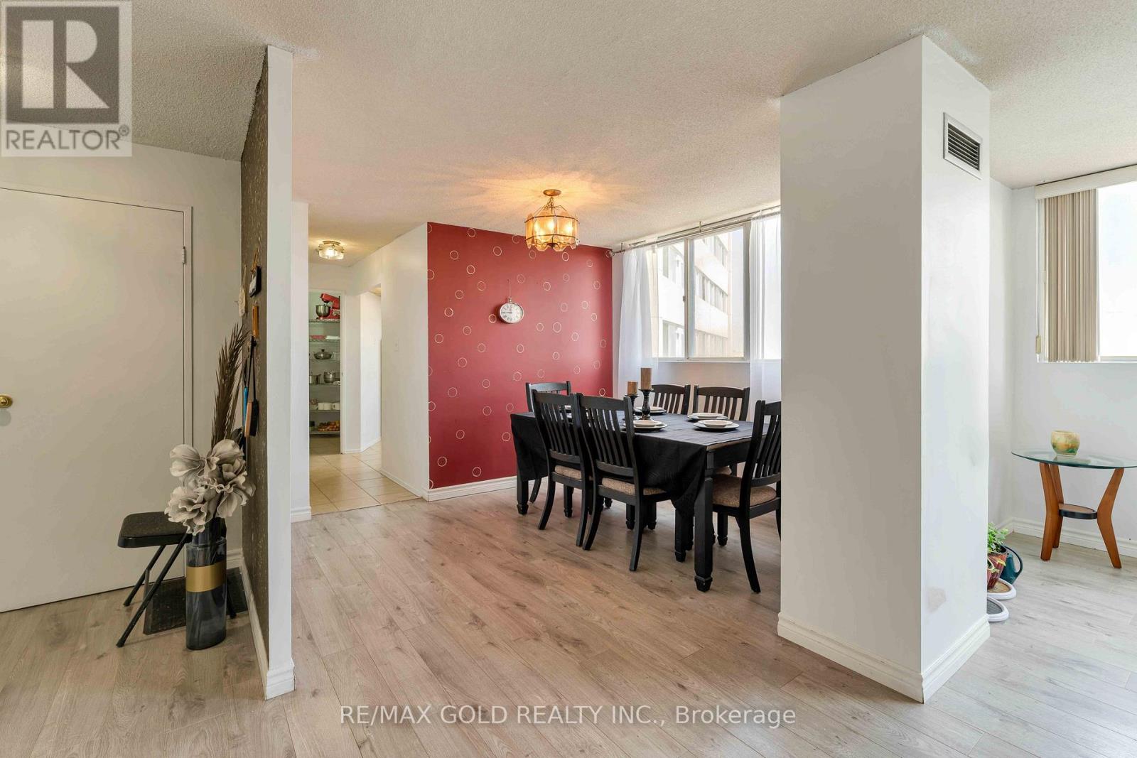 2101 - 3700 Kaneff Crescent Property Photo 13