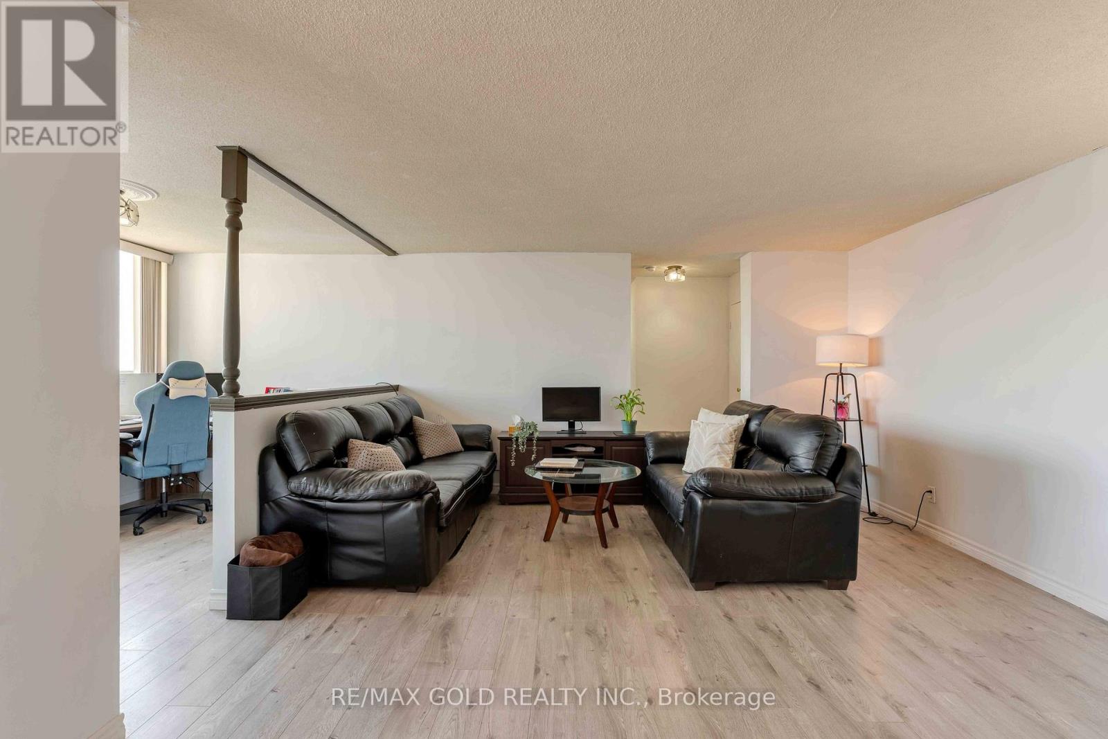 2101 - 3700 Kaneff Crescent Property Photo 18