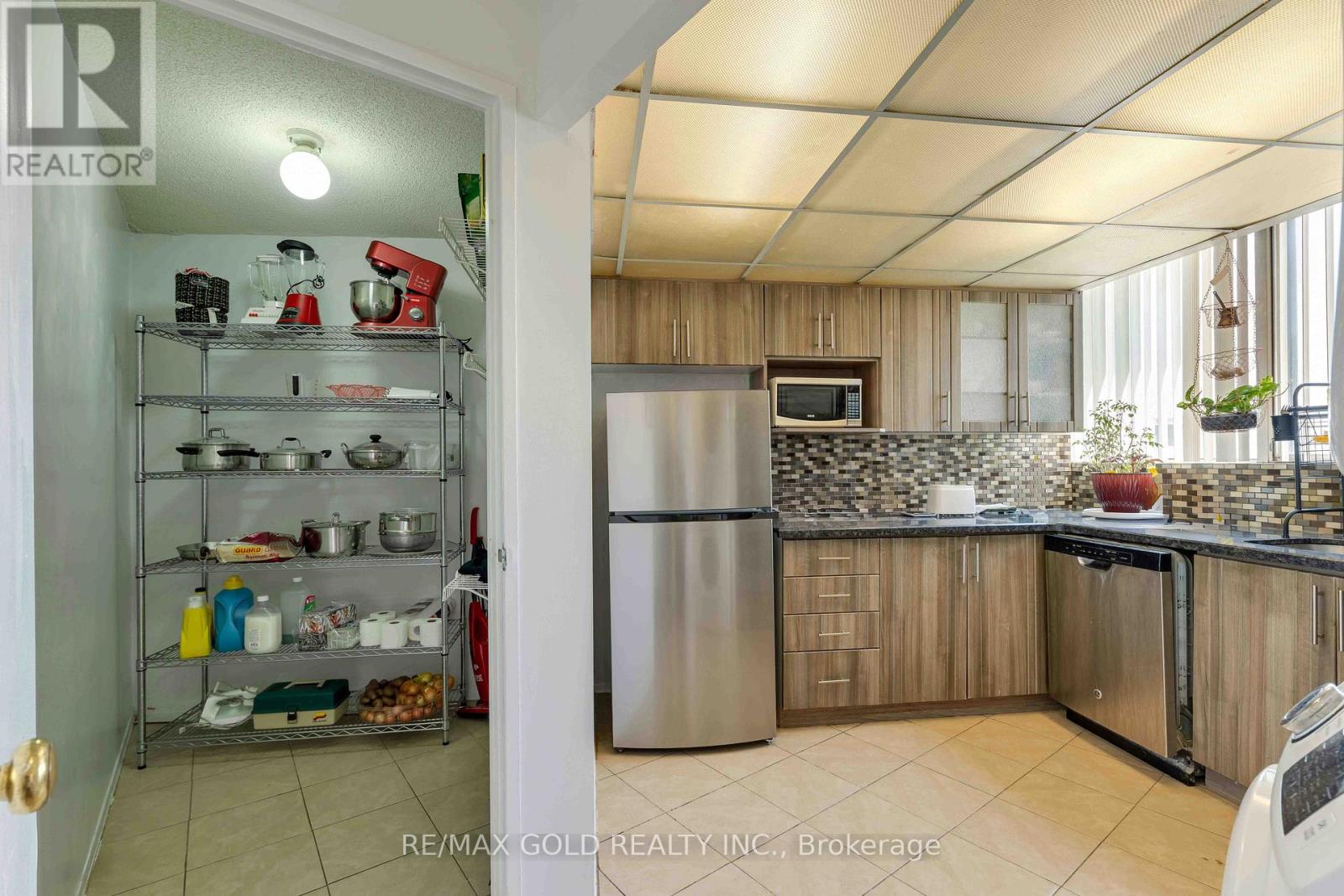 2101 - 3700 Kaneff Crescent Property Photo 20