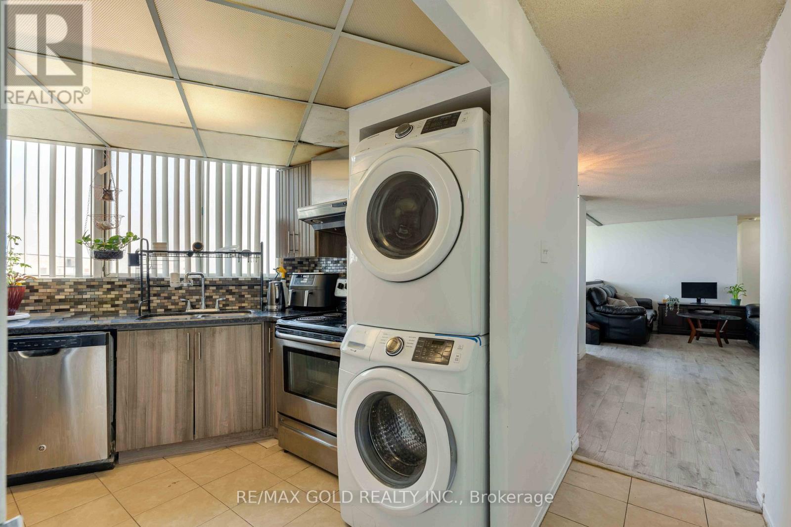 2101 - 3700 Kaneff Crescent Property Photo 21