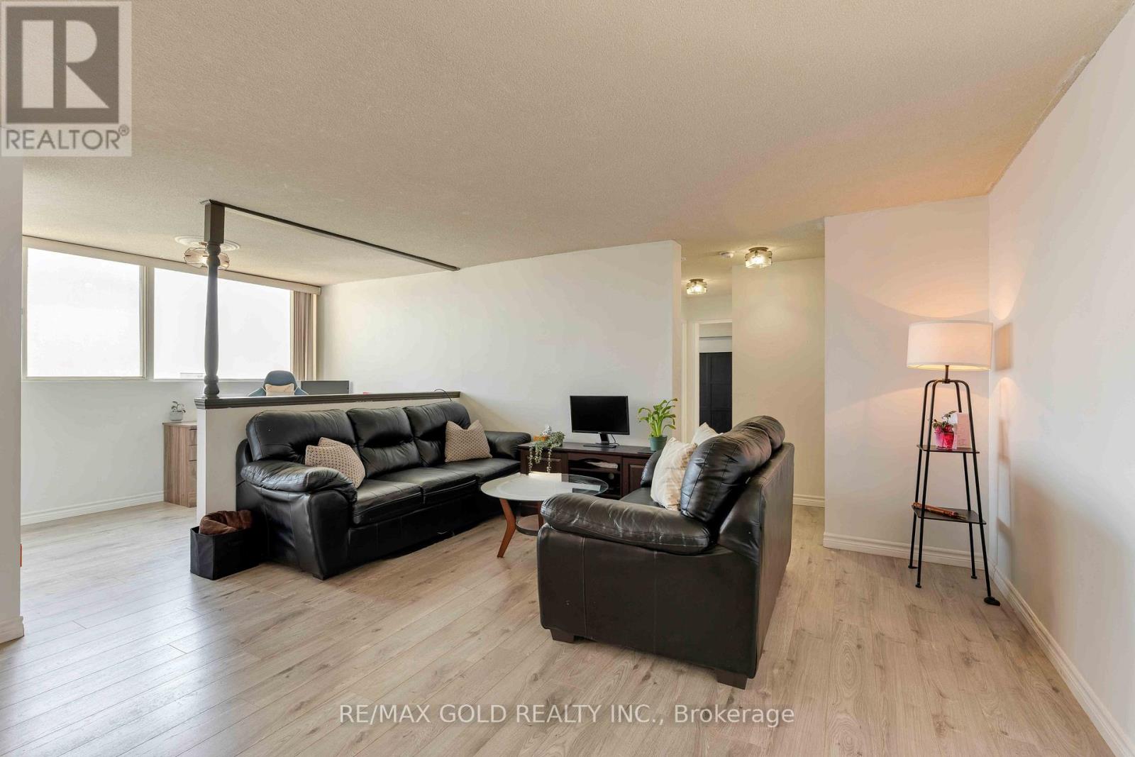 2101 - 3700 Kaneff Crescent Property Photo 22