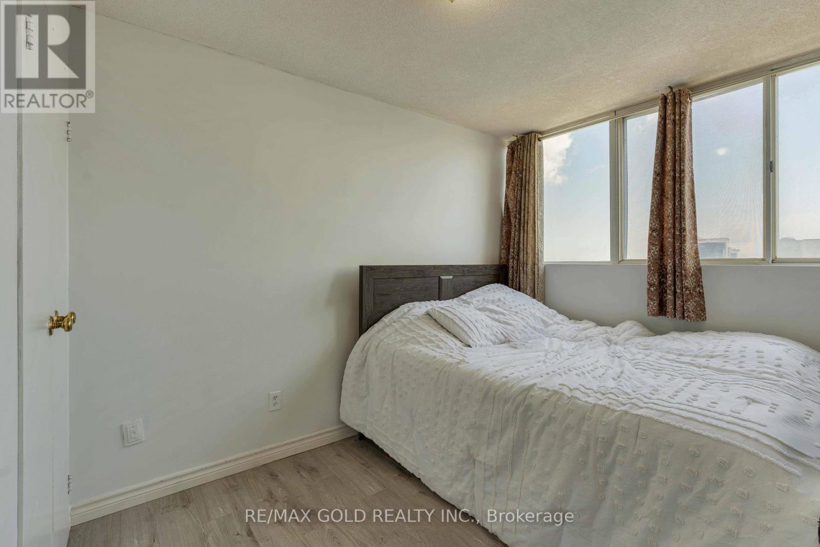 2101 - 3700 Kaneff Crescent Property Photo 27