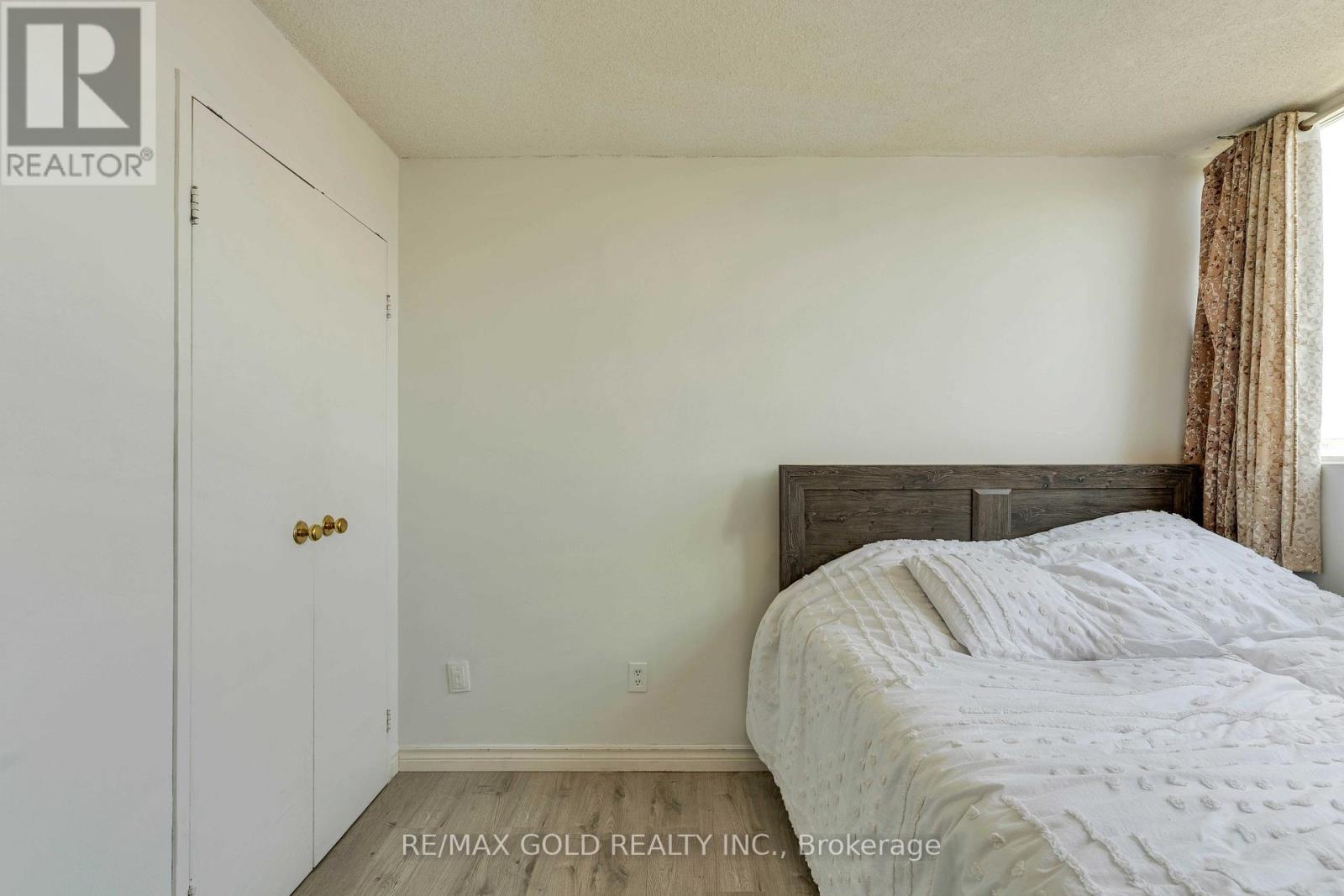 2101 - 3700 Kaneff Crescent Property Photo 28