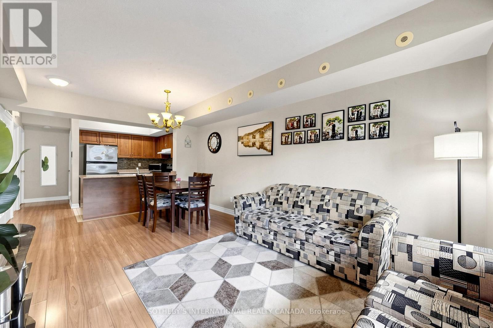 2012 - 3035 Finch Avenue W Property Photo 4