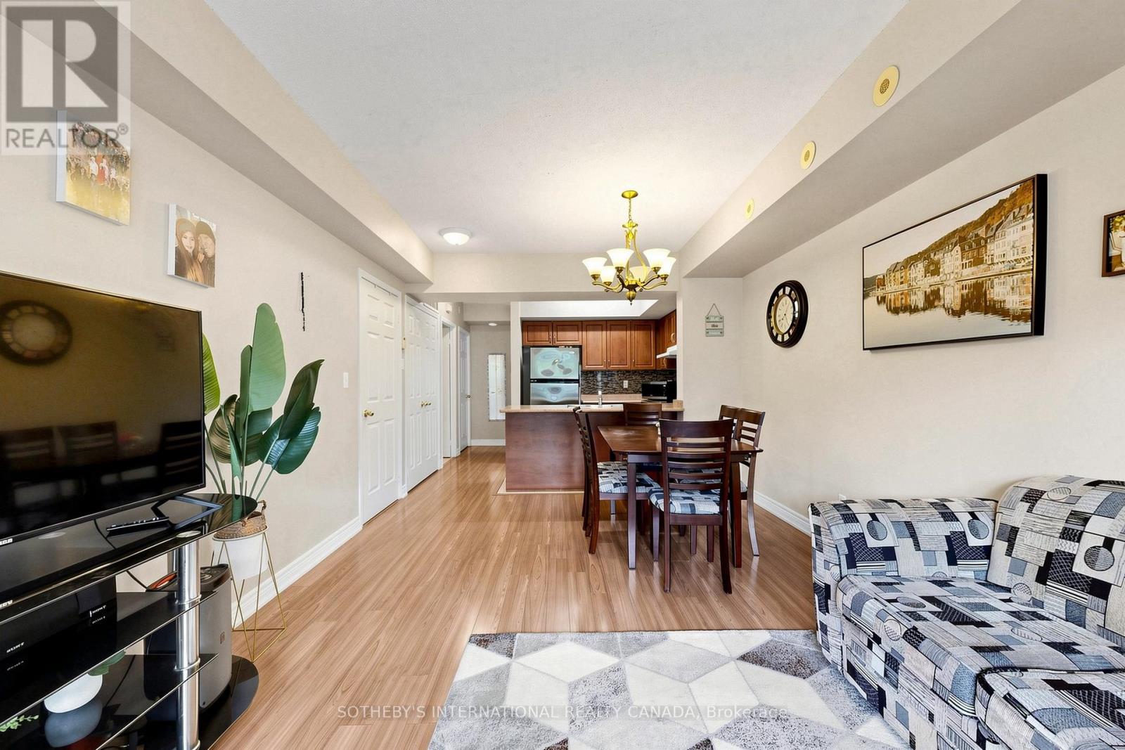 2012 - 3035 Finch Avenue W Property Photo 5