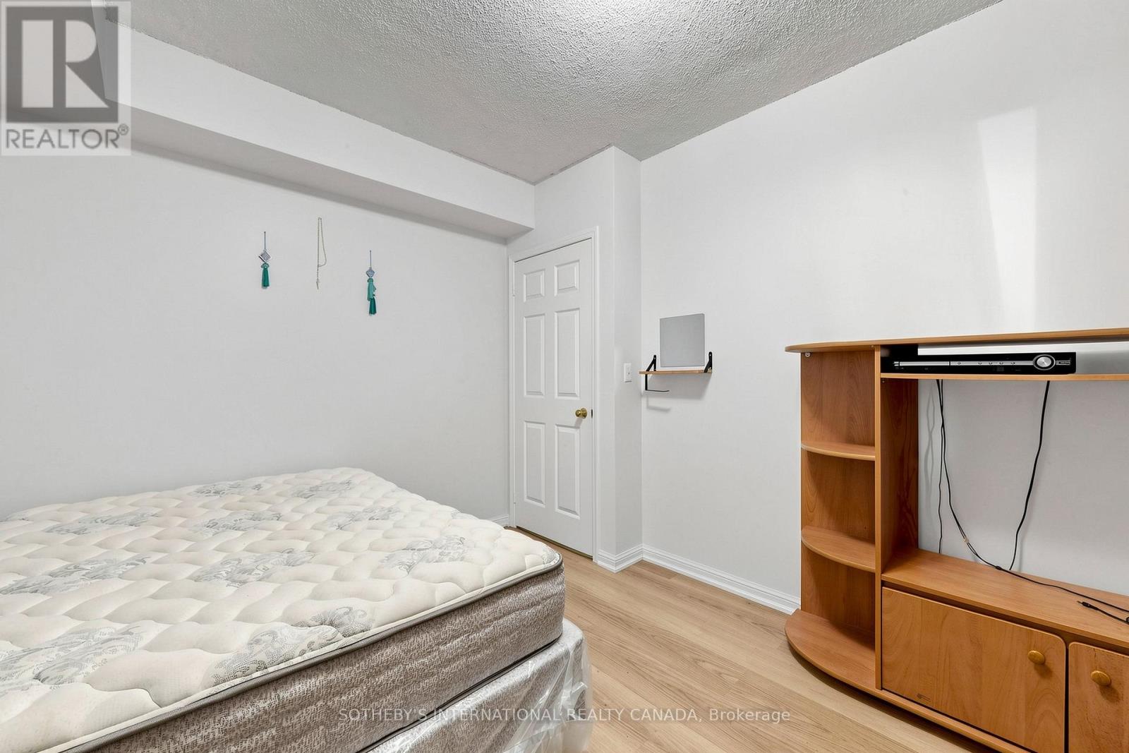 2012 - 3035 Finch Avenue W Property Photo 16