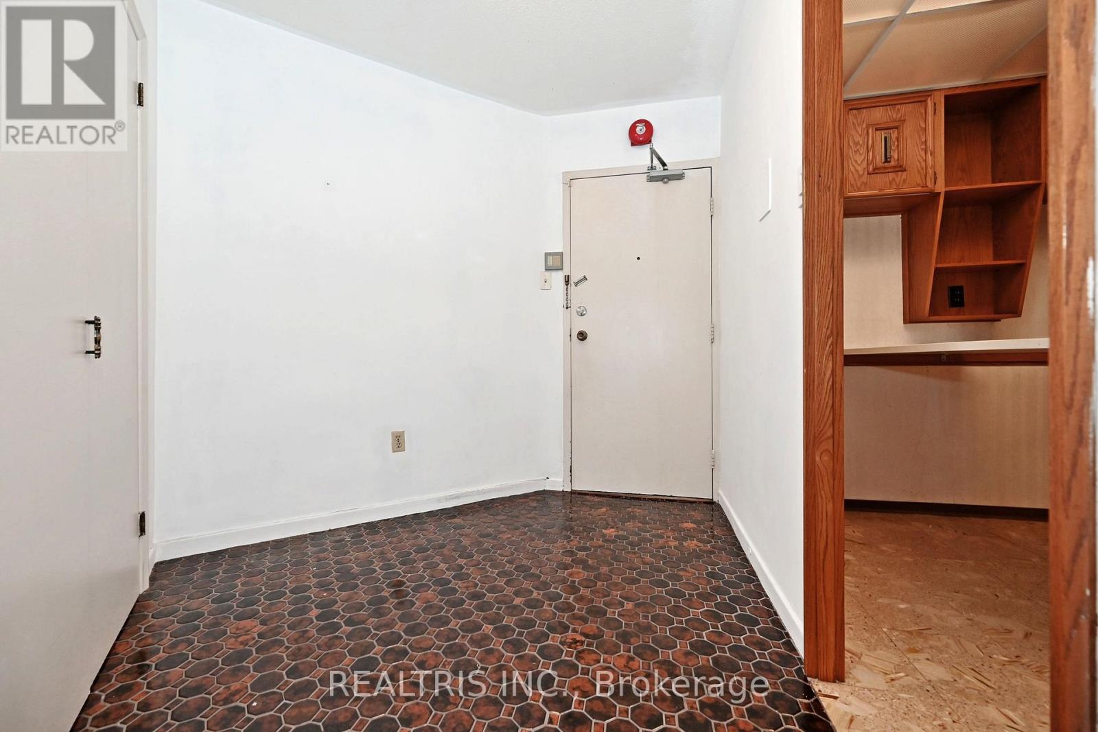 807 - 2323 Confederation Parkway Property Photo 12