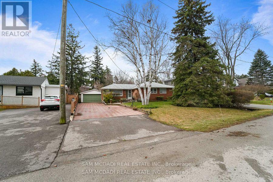 2470 Meadowood Crescent Property Photo 2
