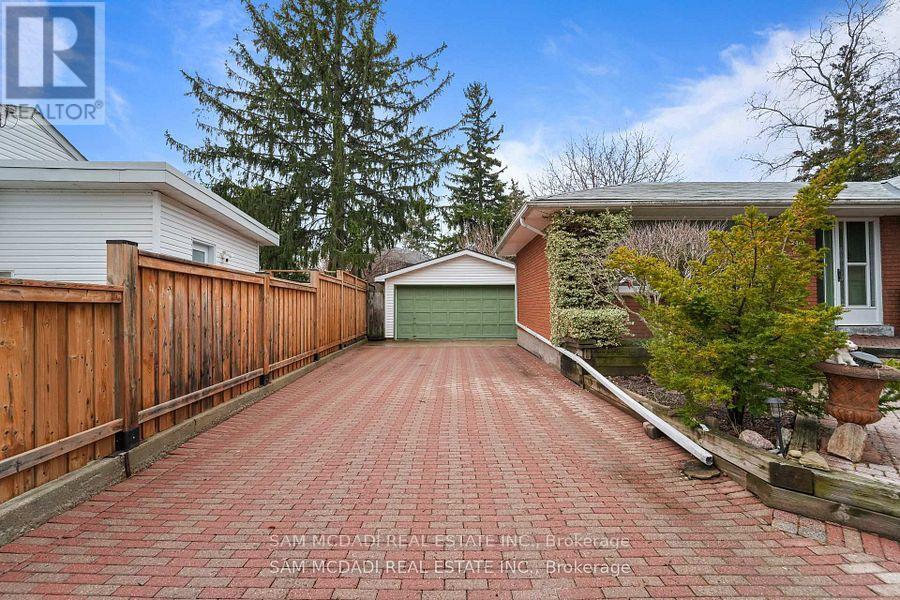 2470 Meadowood Crescent Property Photo 3