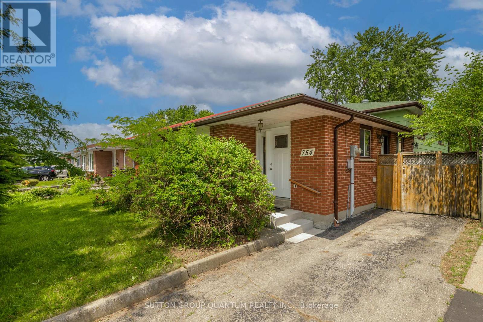 754 EAGLEMOUNT CRESCENT Property Photo 1