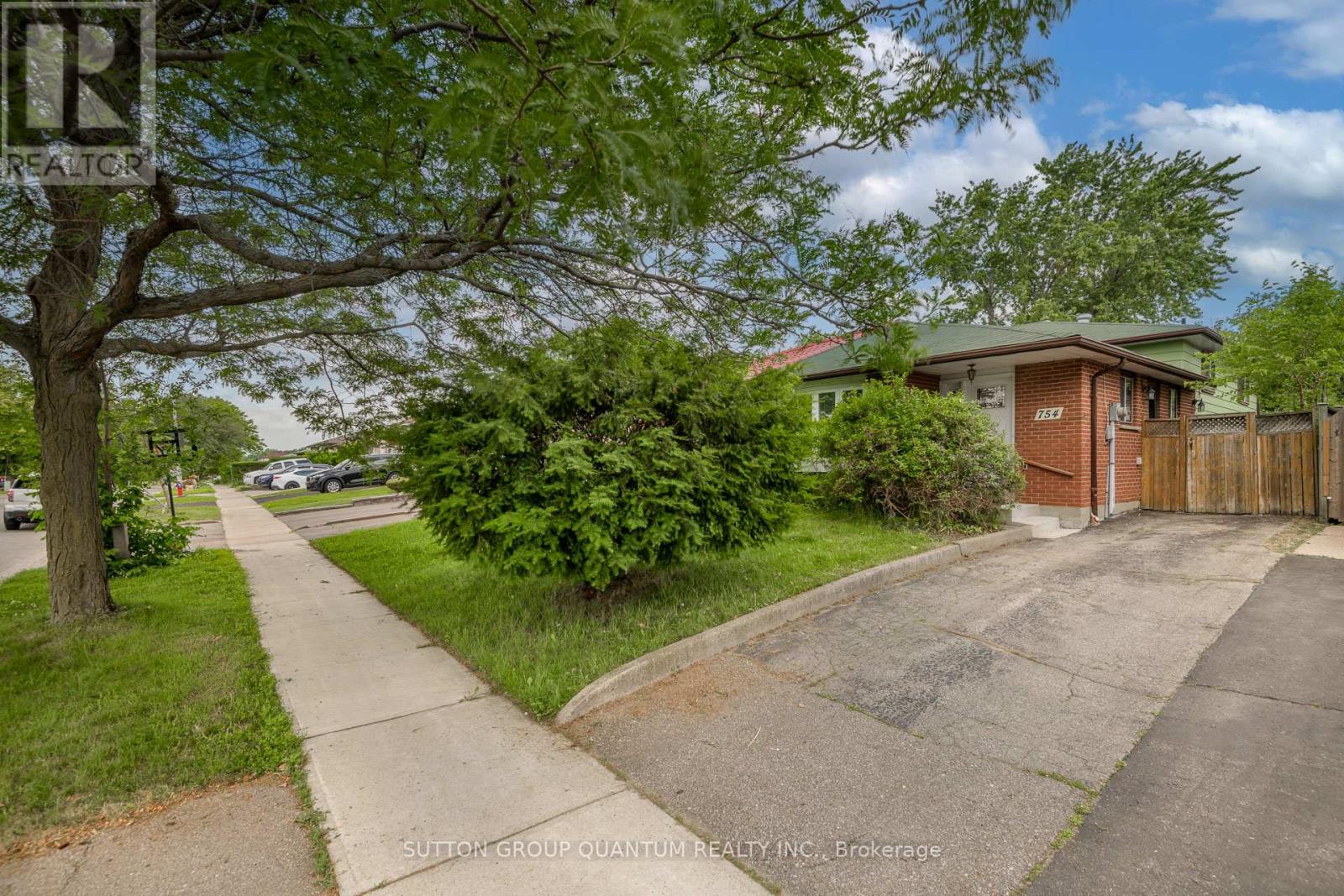 754 Eaglemount Crescent Property Photo 2