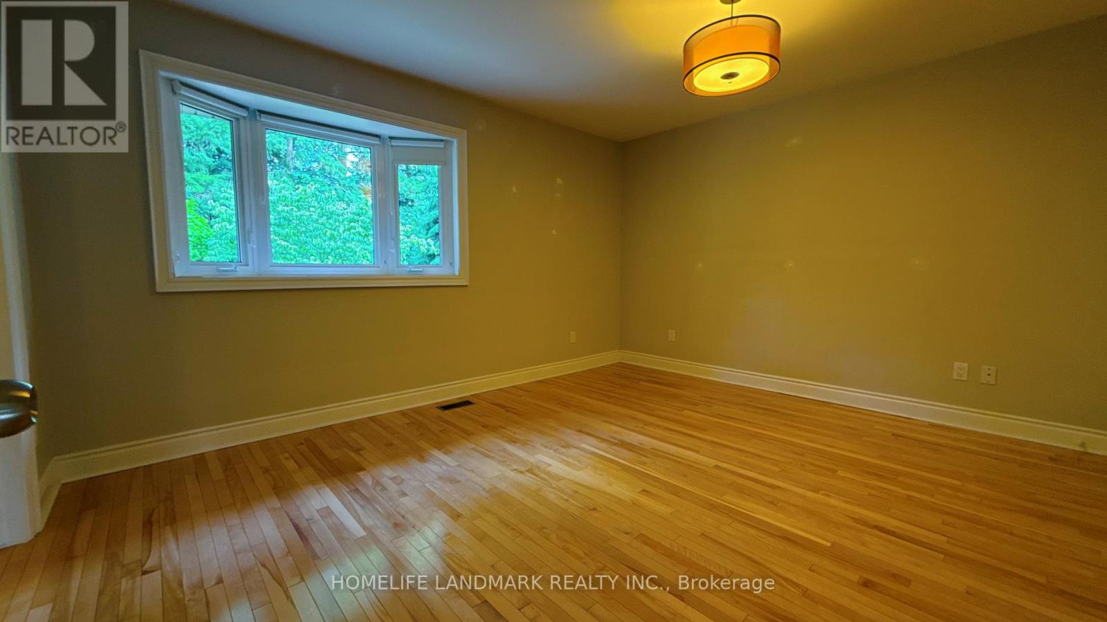 2062 Glenforest Crescent Property Photo 9