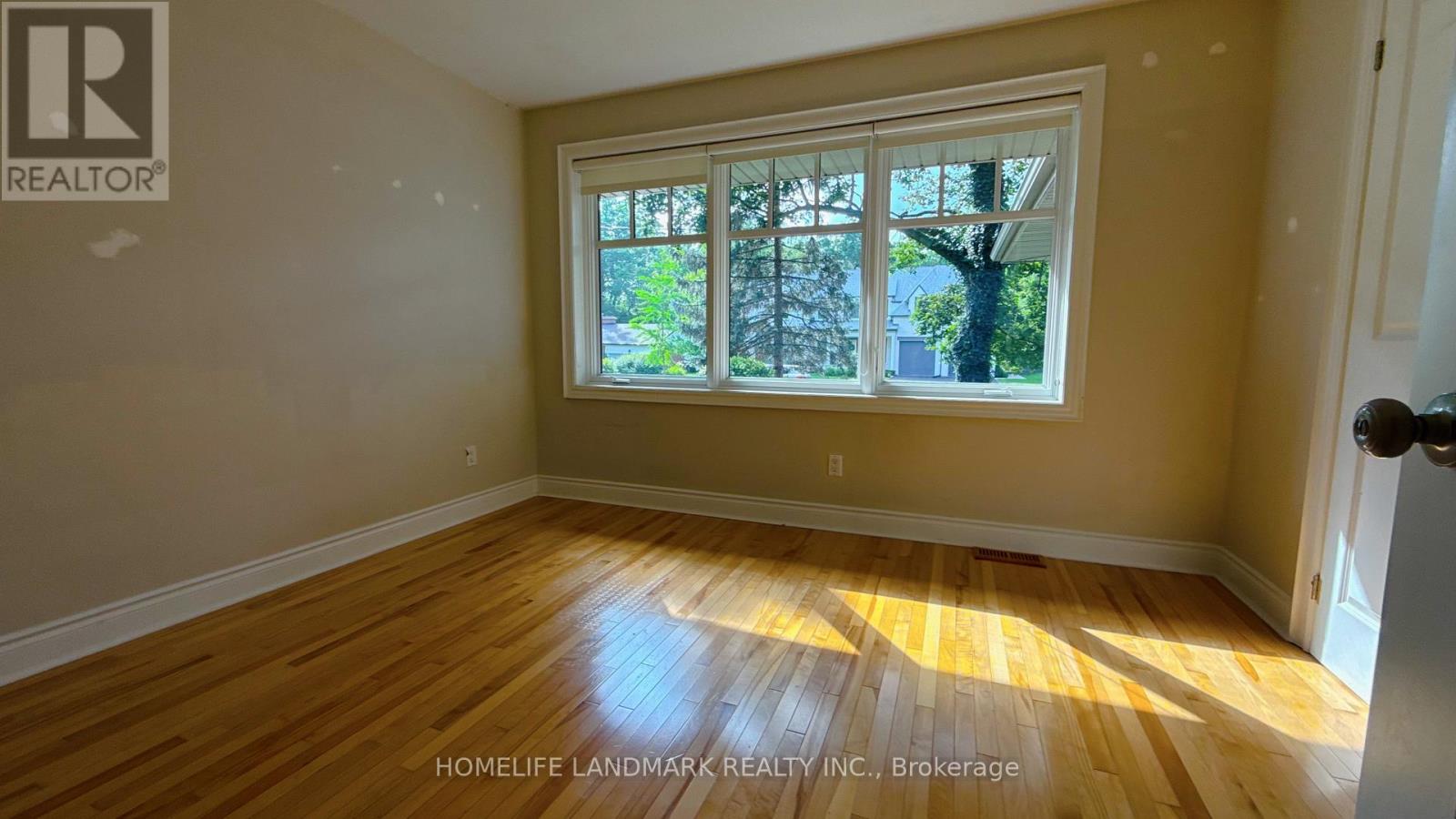 2062 Glenforest Crescent Property Photo 11