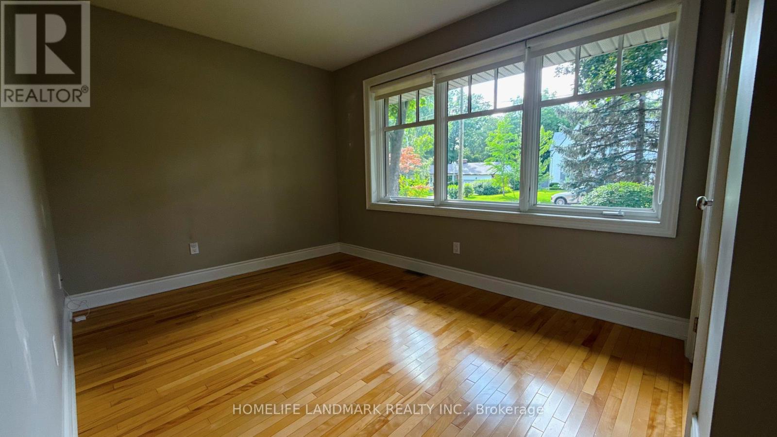 2062 Glenforest Crescent Property Photo 12