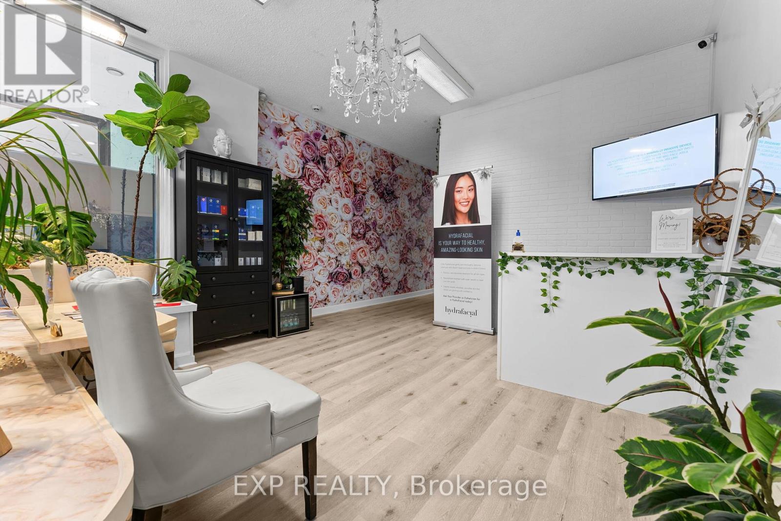 MAIN - 213 LAKESHORE ROAD E
