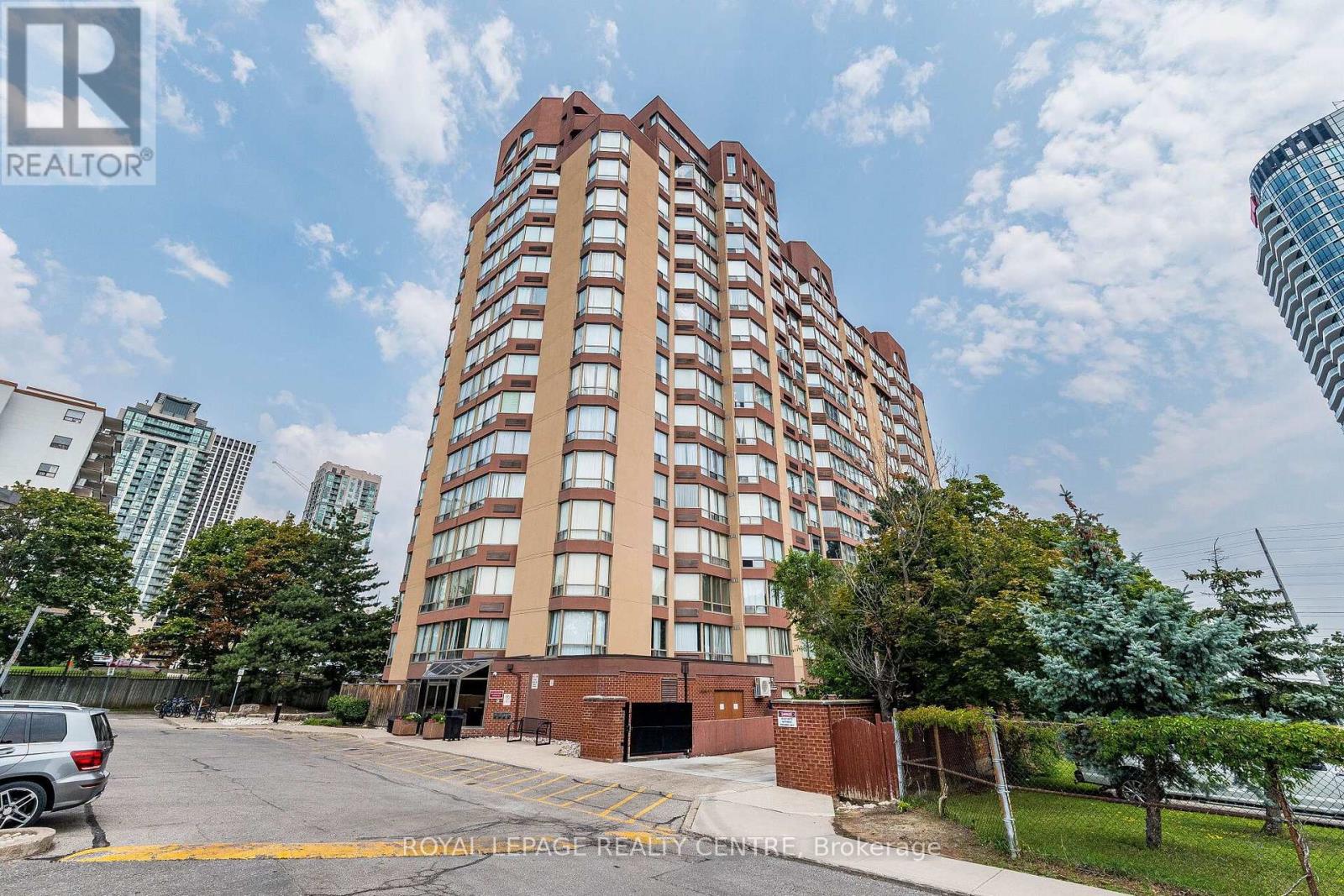 807 - 25 Fairview Road W Property Photo 1