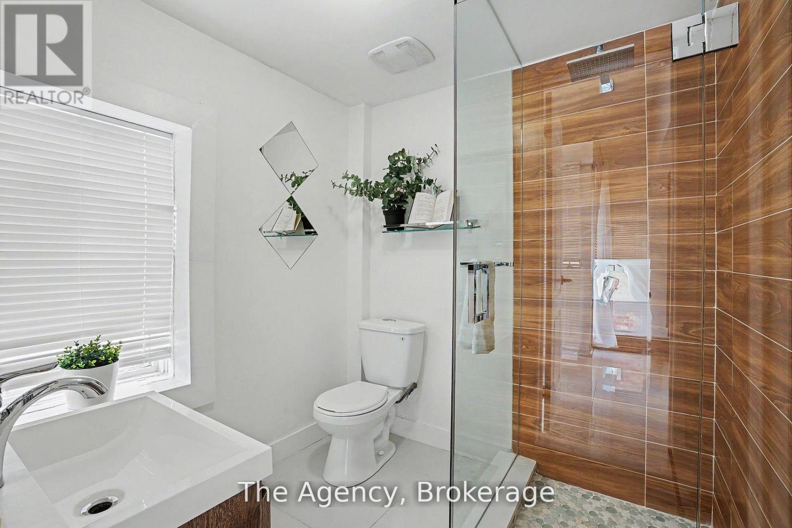881 Lakeshore Road E Property Photo 5