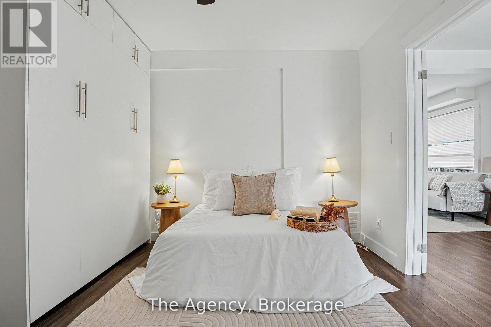 881 Lakeshore Road E Property Photo 14