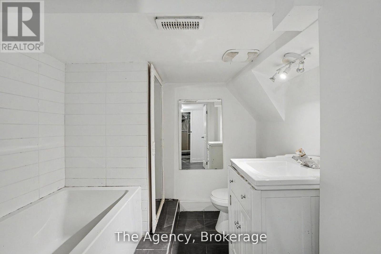 881 Lakeshore Road E Property Photo 25