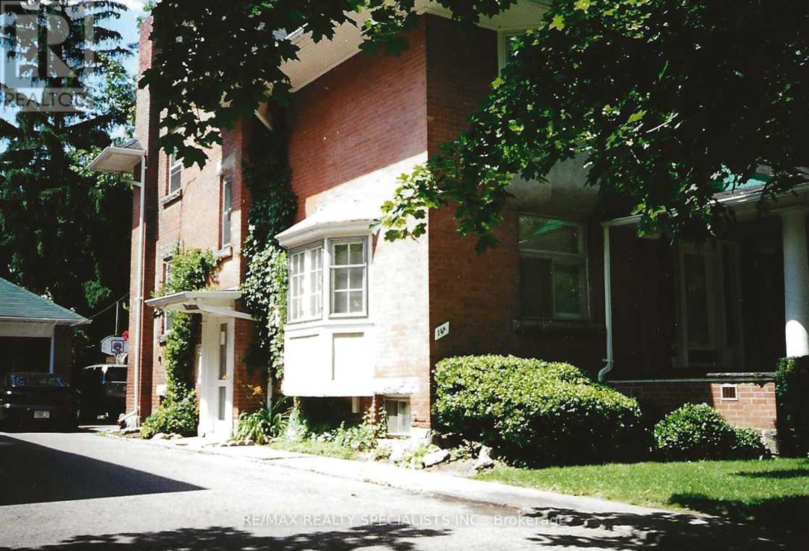 16 Wellington Street E Property Photo 2