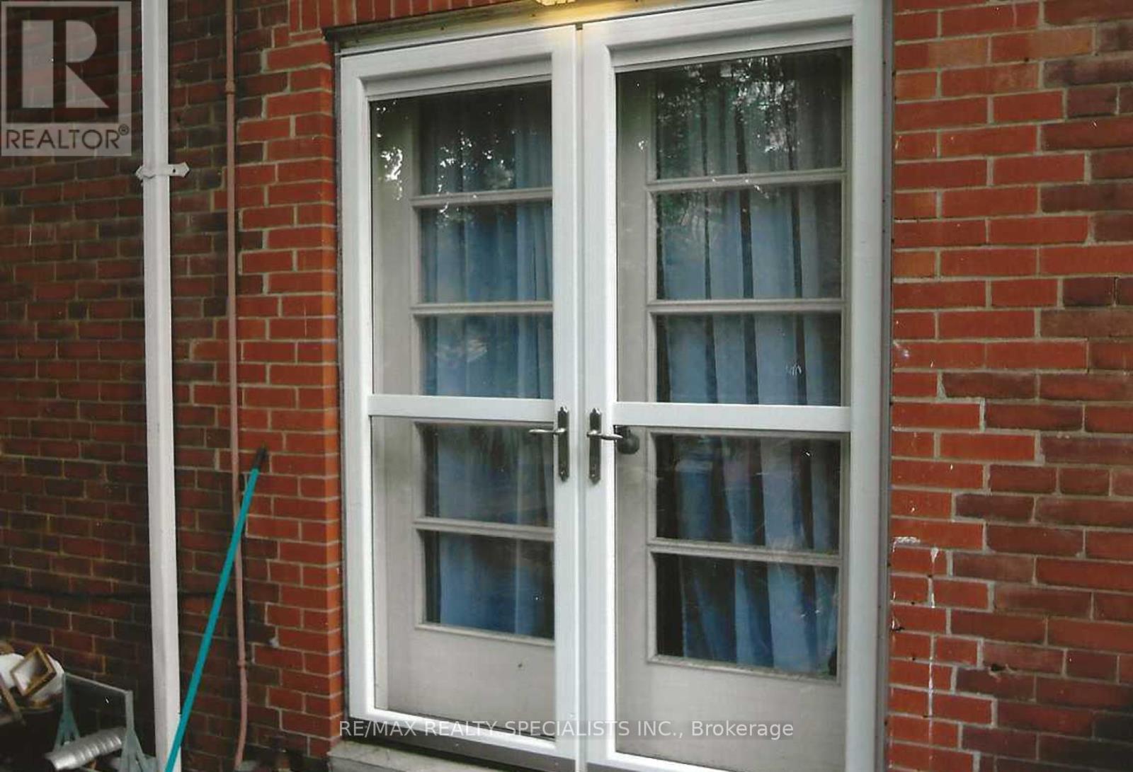 16 Wellington Street E Property Photo 4