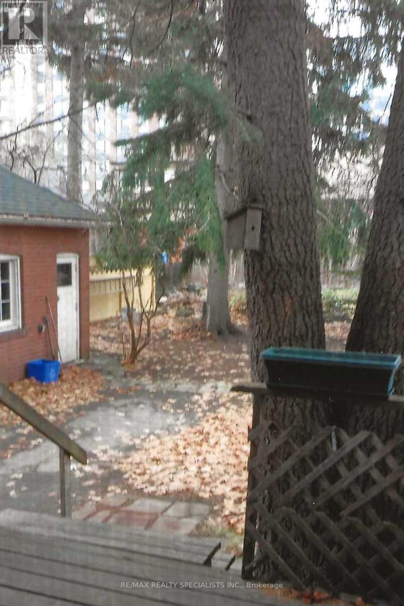 16 Wellington Street E Property Photo 5