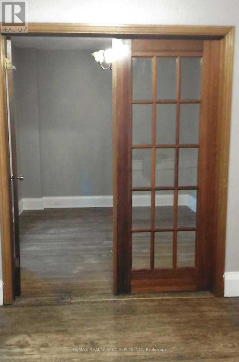 16 Wellington Street E Property Photo 11