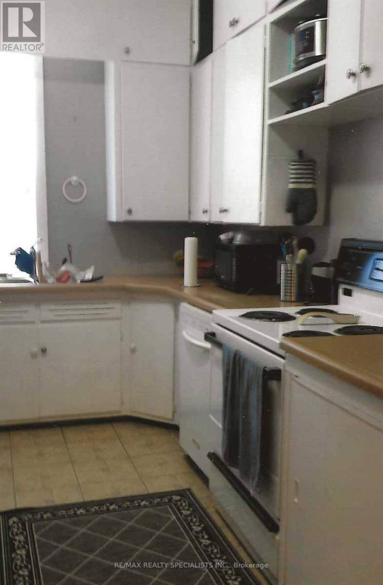 16 Wellington Street E Property Photo 14