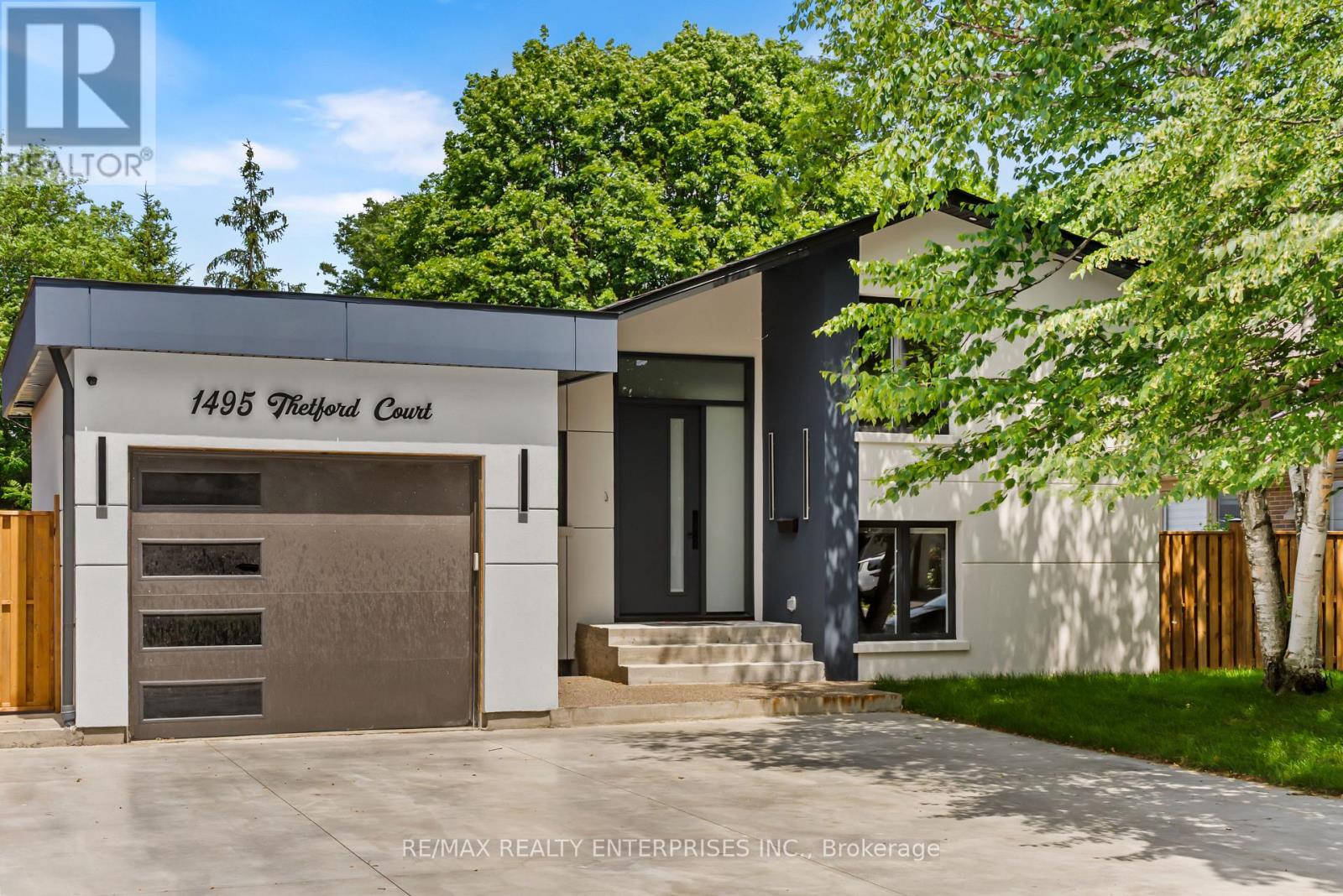 1495 Thetford Court Property Photo 4
