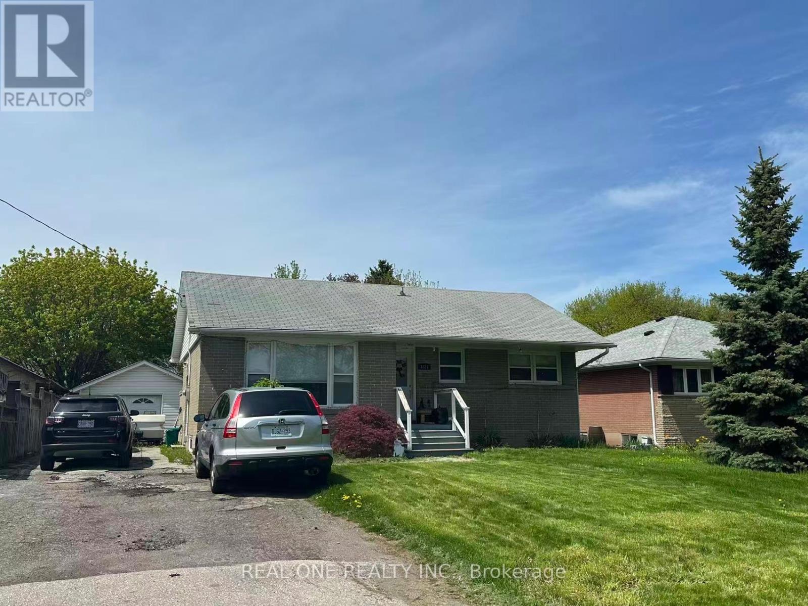 LOWER - 1387 SELKIRK AVENUE Property Photo 1