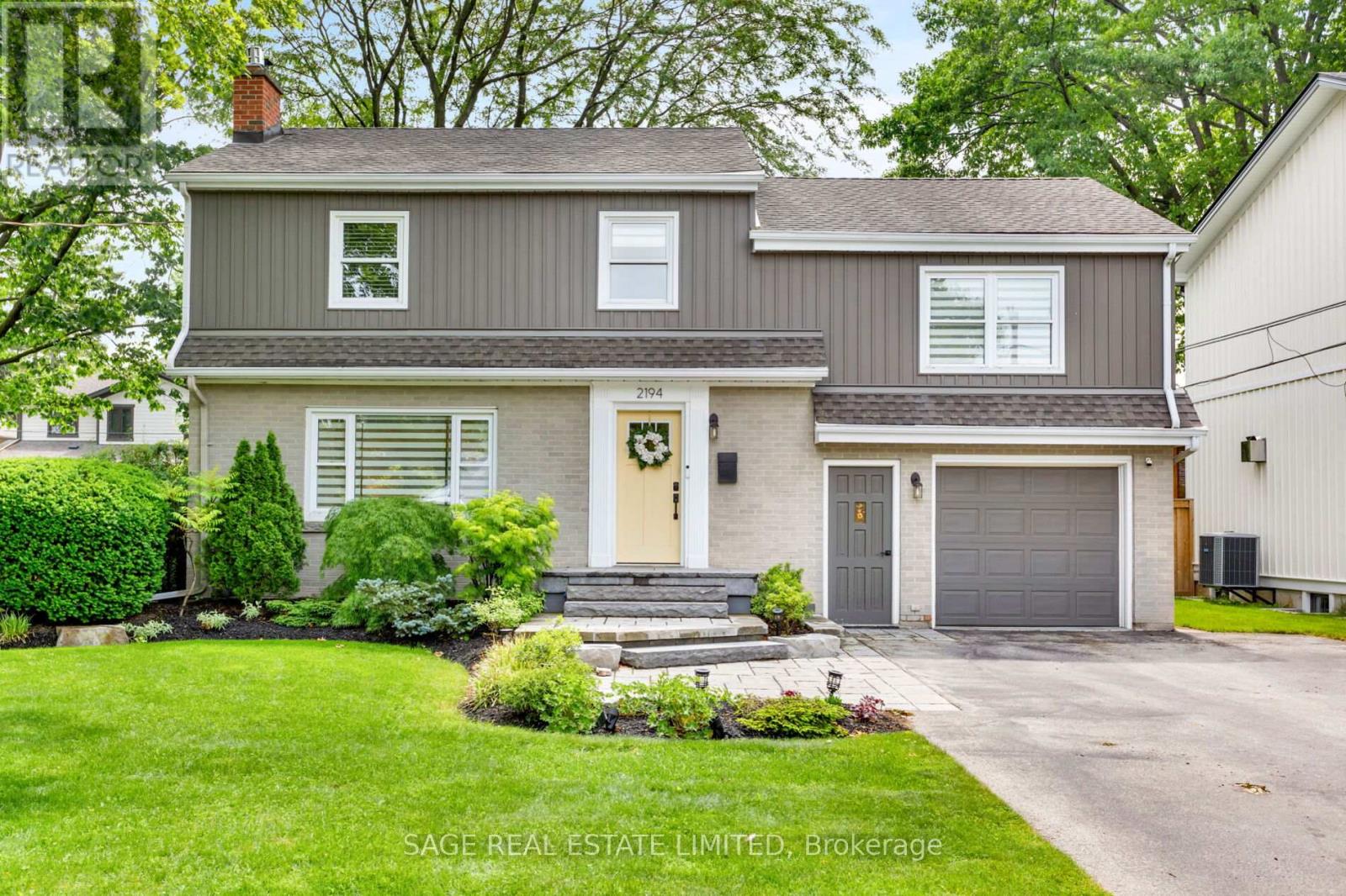 2194 YORKSHIRE CRESCENT Property Photo 1