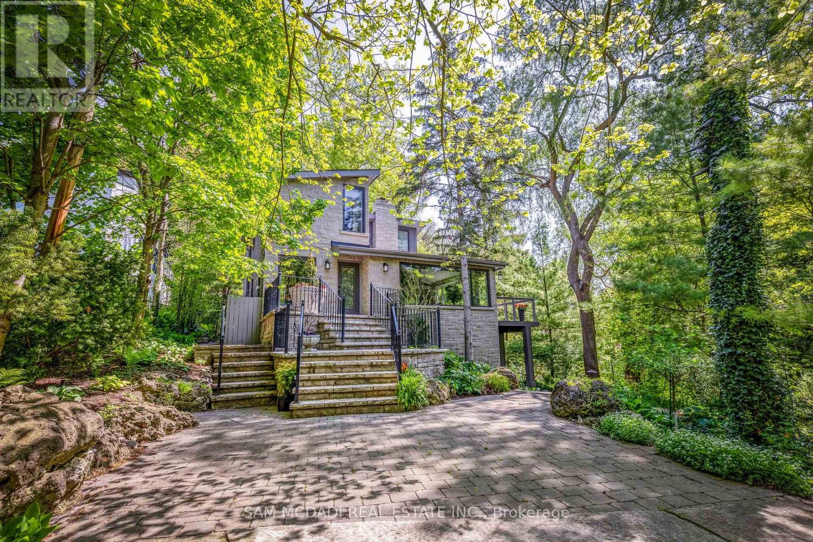 1273 Queen Victoria Avenue Property Photo 1