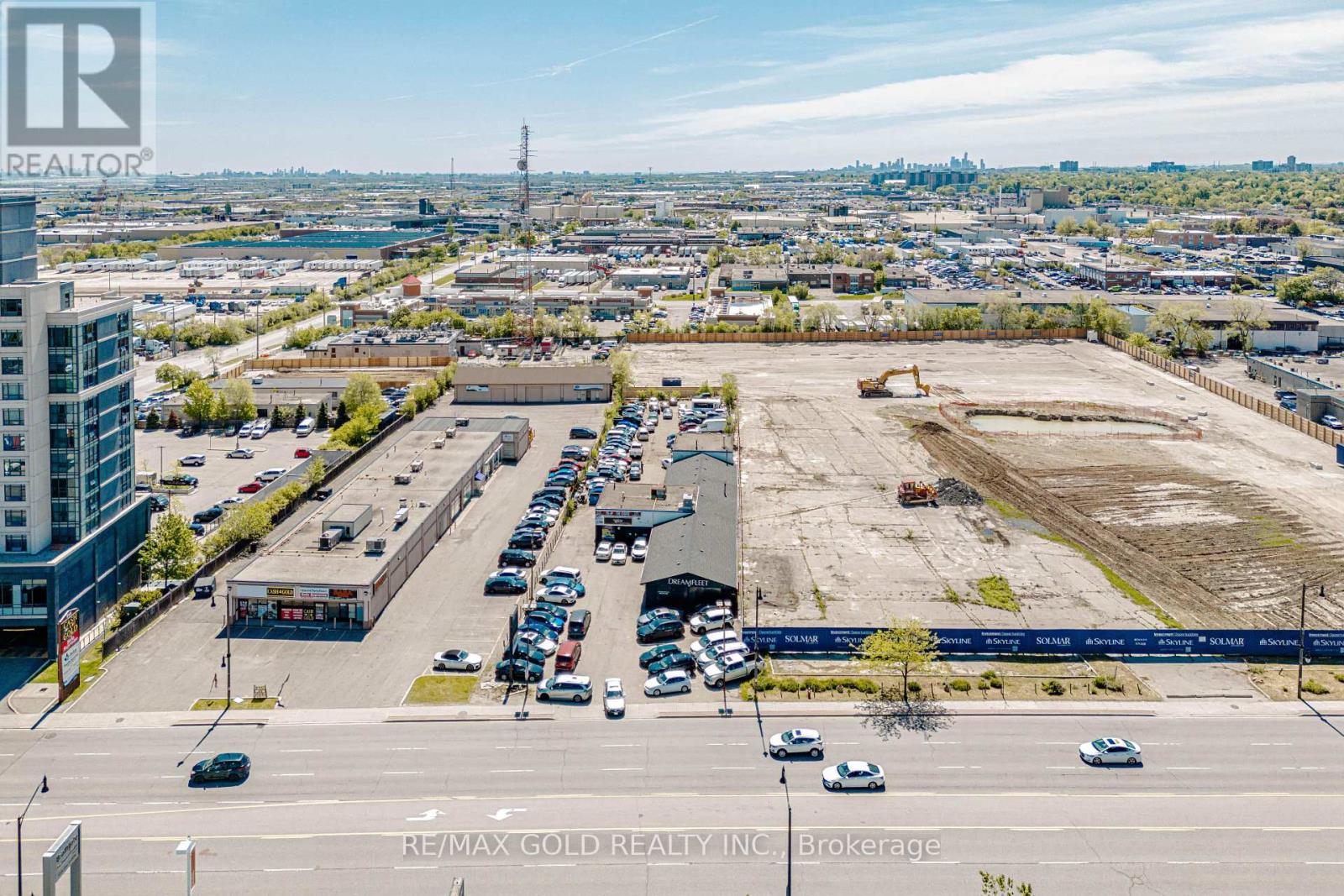 F1 - 243 QUEEN STREET E