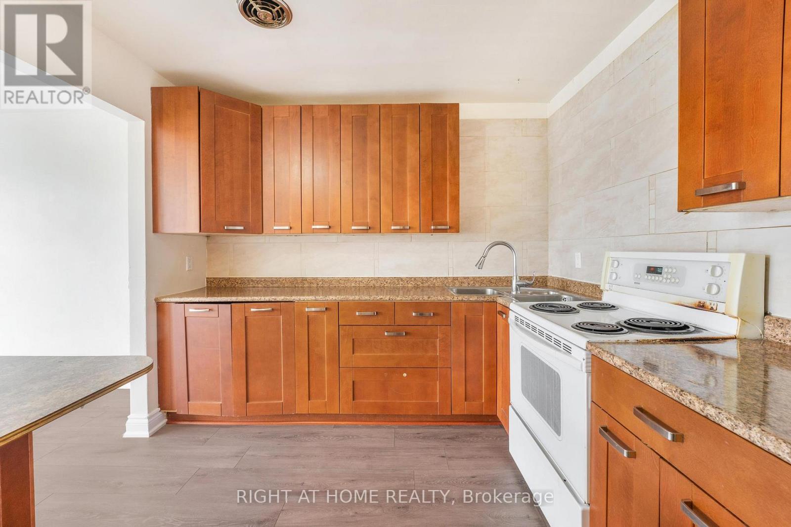 1698a Eglinton Avenue W Property Photo 9