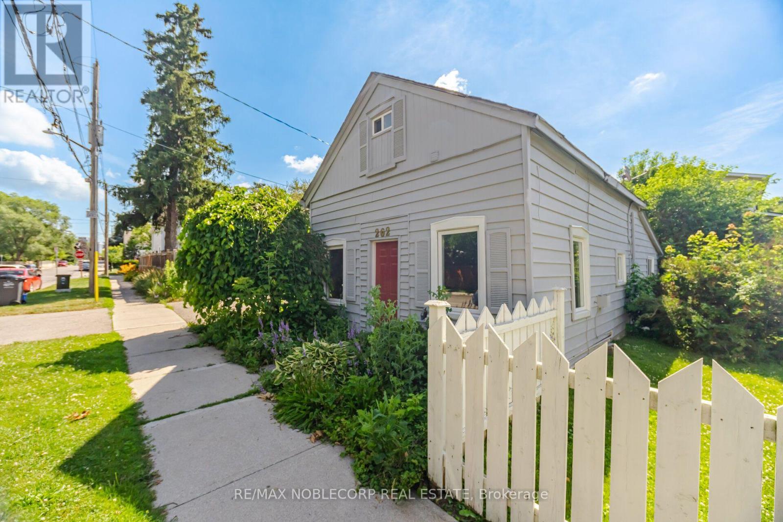 262 Pine Street Property Photo 4