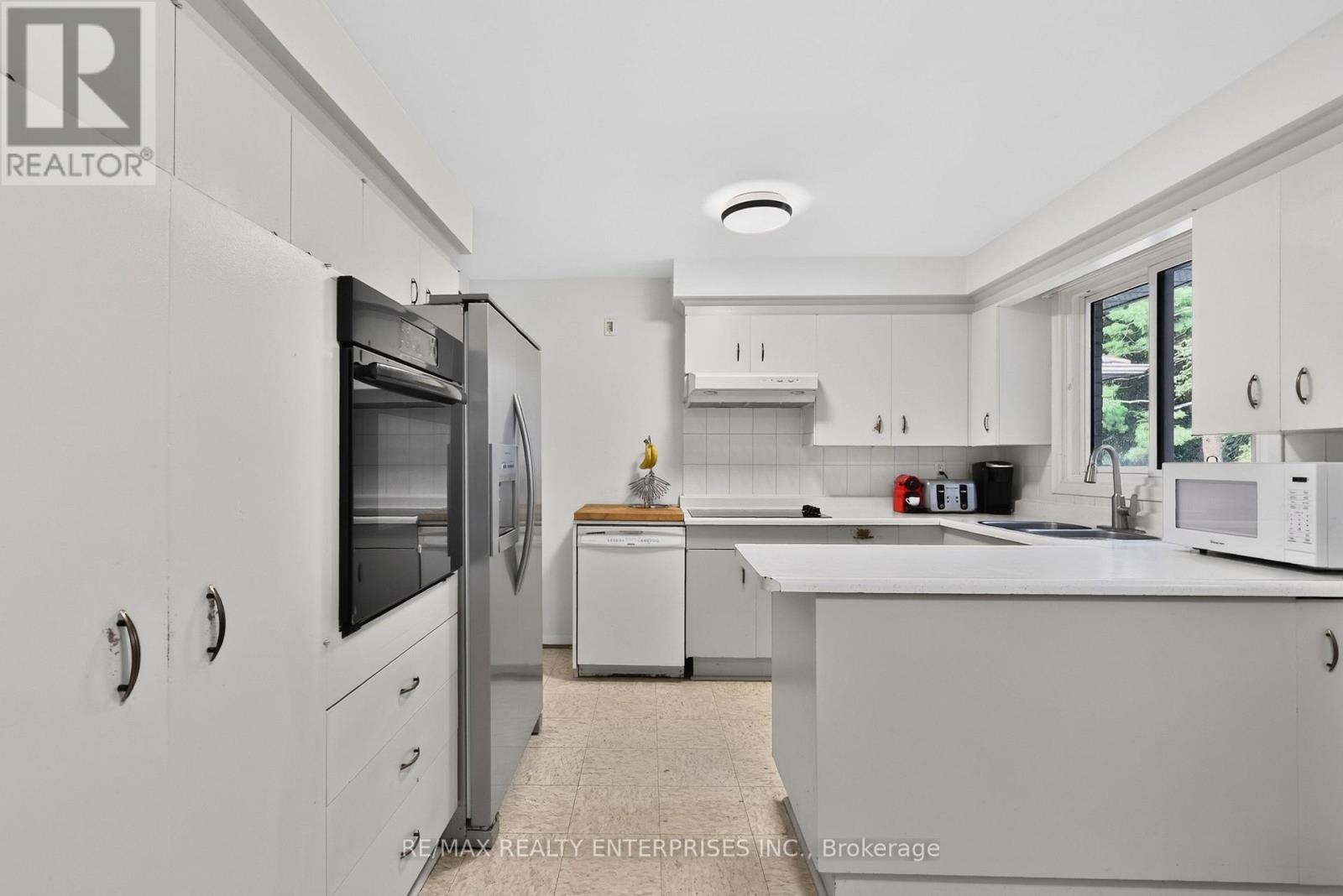 975 Cresthampton Lane Property Photo 8