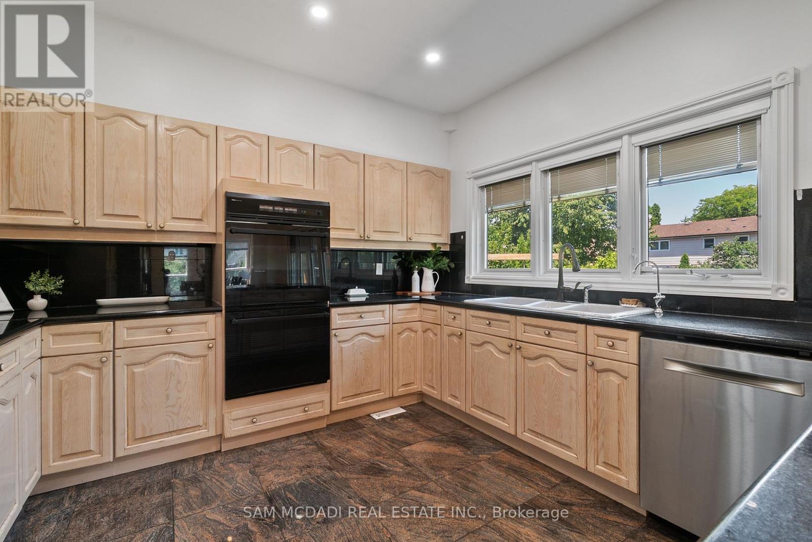 2339 Glengarry Road Property Photo 12
