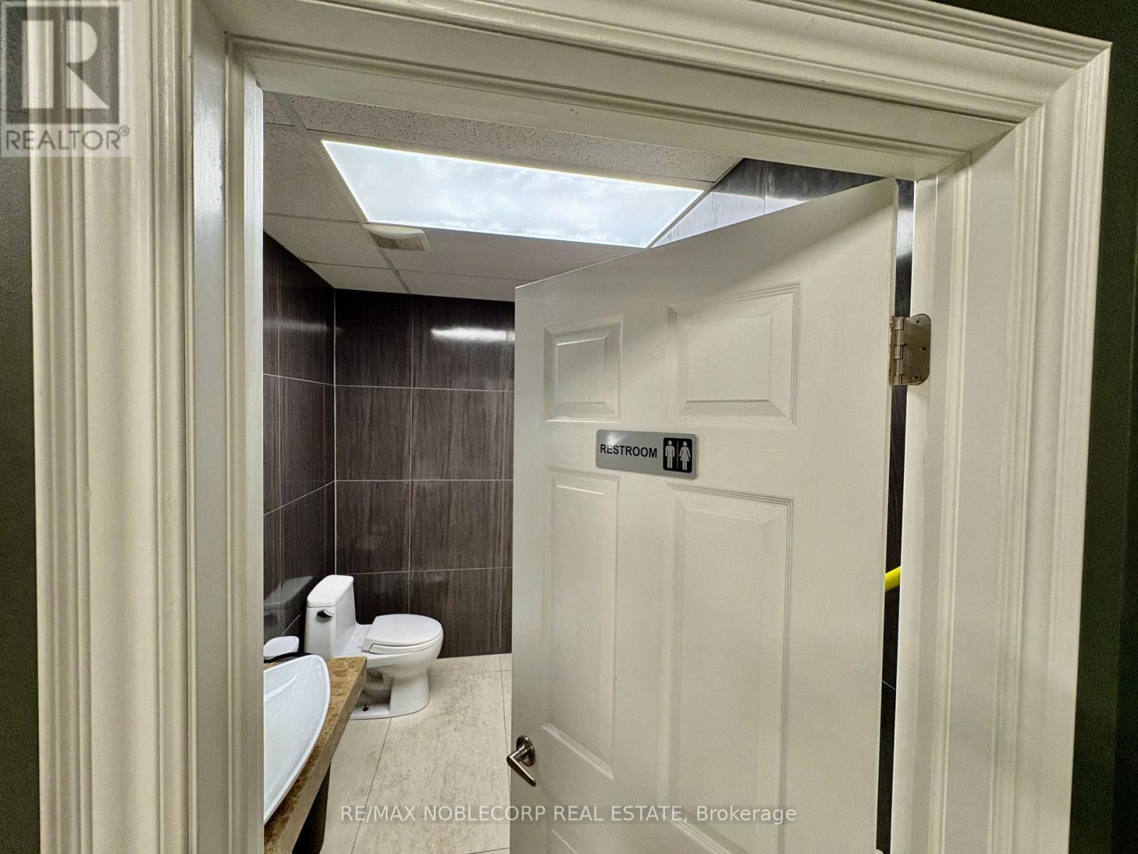 1194 Caledonia Road E Property Photo 12