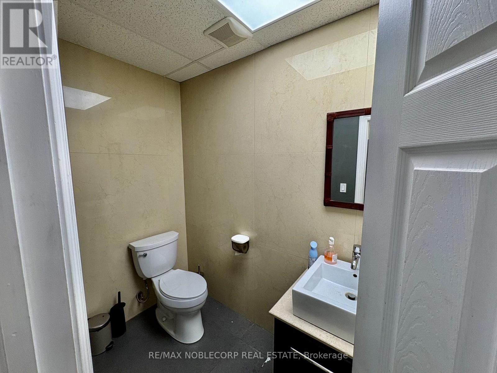 1194 Caledonia Road E Property Photo 14