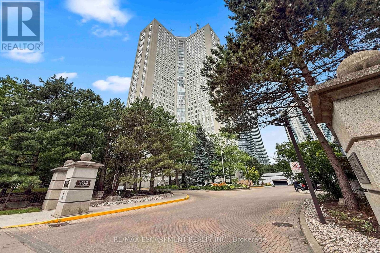 2804 - 3650 Kaneff Crescent Property Photo 1