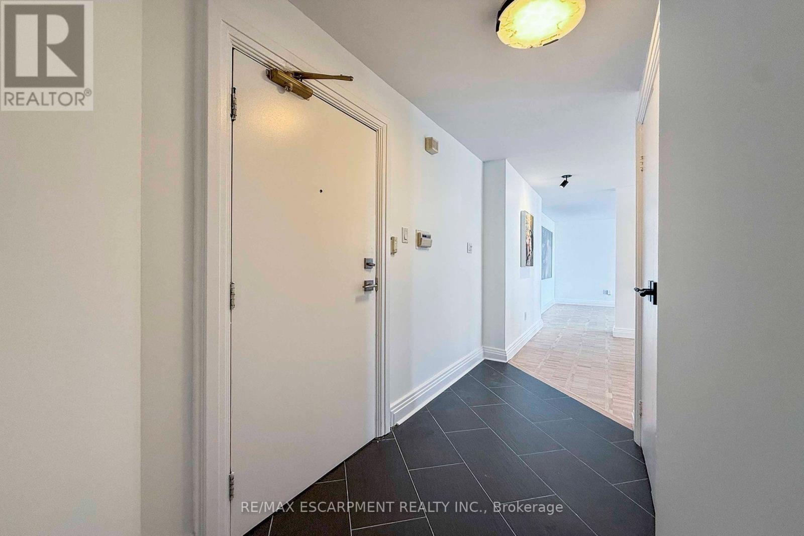 2804 - 3650 Kaneff Crescent Property Photo 2