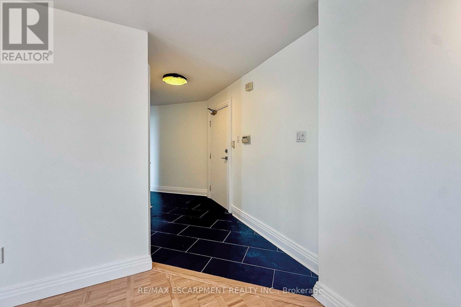 2804 - 3650 Kaneff Crescent Property Photo 3
