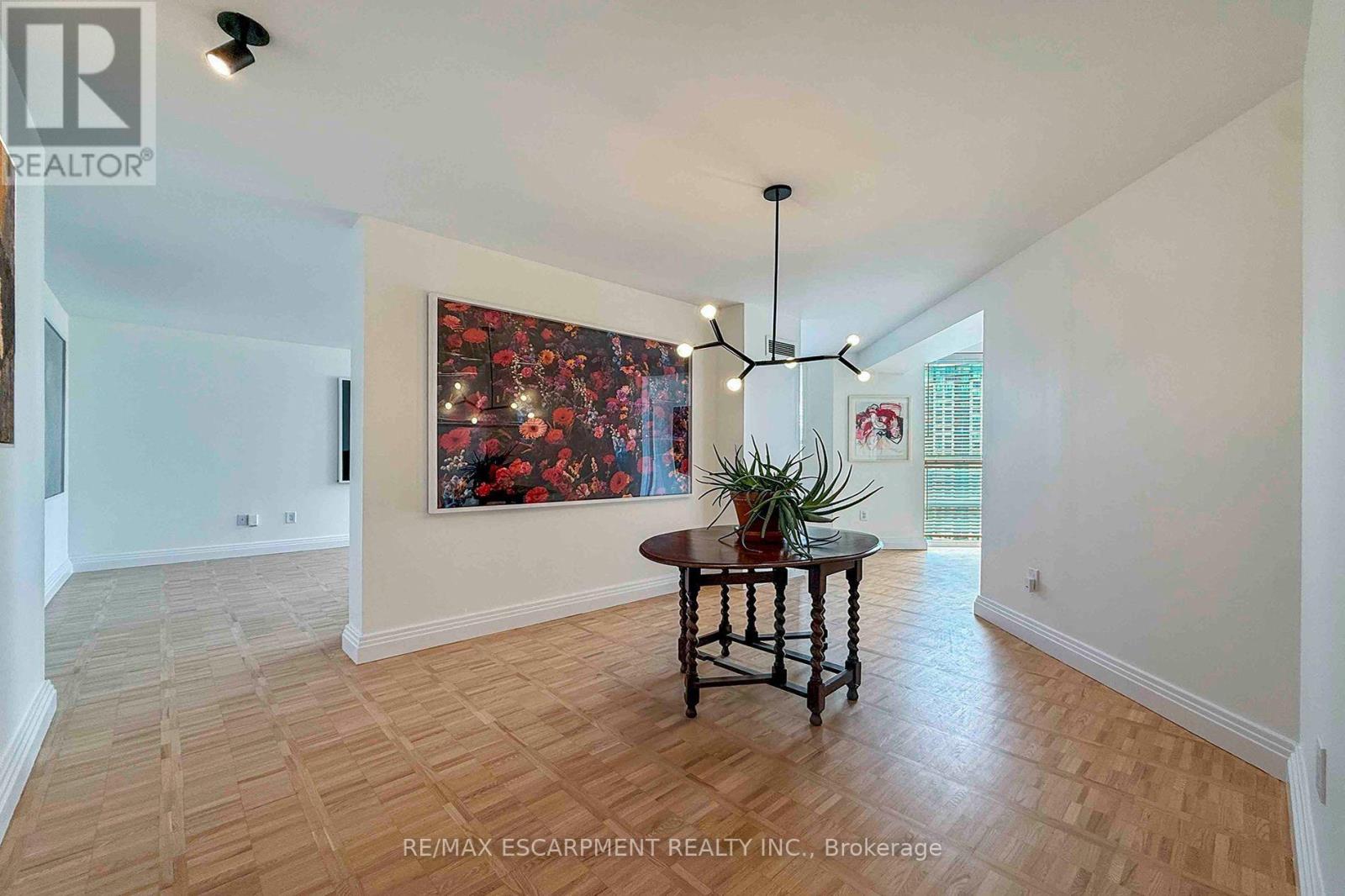 2804 - 3650 Kaneff Crescent Property Photo 4